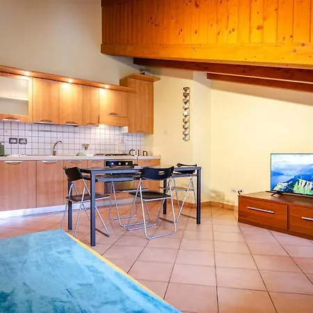 Azzo Gardino Apartment *